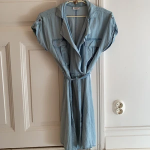 Jeansklänning - Superskönt jeansklänning som är använd endast en gång. Tillhörande band i midjan. Storlek S. 