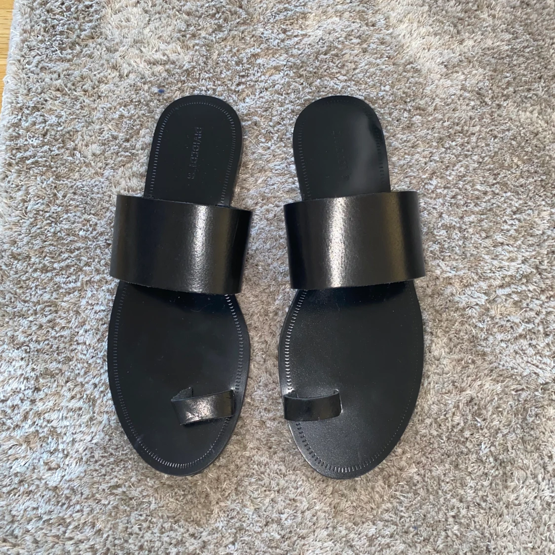 Svarta sandaler från H&M i strl. 39 - 90