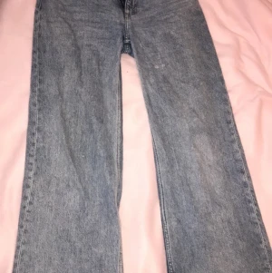 Yoko jeans - Dom populära yoko jeansen från monki som jag klippt upp då jag är 160 