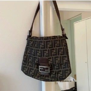 Fendi mama väska - Fendi vintage mama bag, supersnygg och trendig, men används inte längre.. lite sliten på ovan- och insidan, men superfin annars!! Svår att få tag på