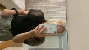 Tröja med genomskinliga armar - Tröjan är ifrån vero Moda i storlek xs. Använd ca 3 ggr 
