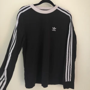 Adidas-tröja  - En adidas-tröja i stretchigt & skönt material! Använd ett fåtal gånger 🥰 Nypris 400kr