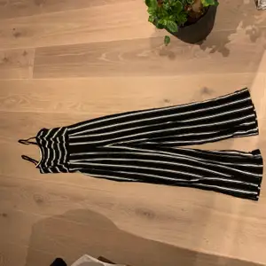 Jättefin jumpsuit från en gårdsbutik i Italien, men har funnits liknande på bla bershka 