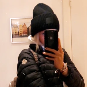 Äkta Moncler jacka - Intressekoll på min favorit jacka, säljer vid bra bud. Skriv om ni har frågor 💕💕  självklart äkta, äktahetsbevis finns och kvitto, samt dustbag! 