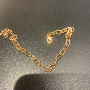 Länk  - Säljer min guld länk då jag har så många, har för mig att den är ifrån guld fynd för ett tag sedan, så den är inte ny men få gånger använd och i fint skick ❤️