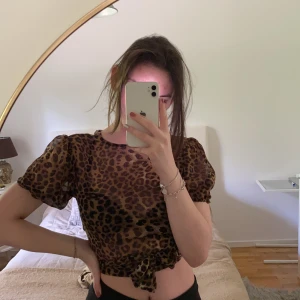 Tröja från NA-KD! - Leopard tröja från NA-KD. Superfin att ha både till vardag och fest! Använd 2 gånger🌸