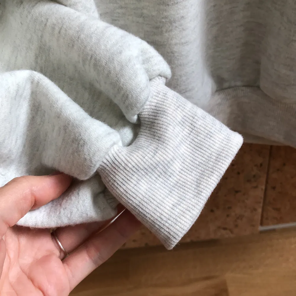 En ljusgrå sweater med tryck i oversized-modell. Skulle säga att den motsvarar en M. Köpt på en sida som heter Sleepy Eden. Helt i nyskick :). Hoodies.