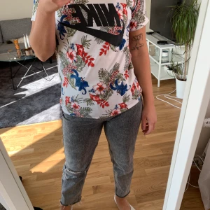 Blommig t-shirt.  - Häftig Nike tröja. Använd fåtal gånger. Obs (fake)!. Väldigt skönt tyg. 