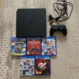 PlayStation 4 slim 500 GB - Fint skick, kommer med 5 spel och 1 handkontroll. Original ladd kabel till handkontroll saknas, men kan skicka med en extra. Kan fraktas (köparen står för frakten) 