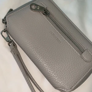 plånbok  - en otroligt fin plånbok från don Donna. jag själv älskar att den är mycket rymlig och tar mycket innehåll. den kostar i orgenalpris 350 och jag säljer den för 150kr + frakt!☺️