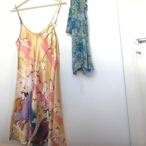 Klänning  - Hej!💕 Skit snygg klänning sitter som en smäck på S/M ganska kort, och super skön verkligen. Har lite större byst så klänningen sitter ännu kortare på mig där av säljer jag den! 