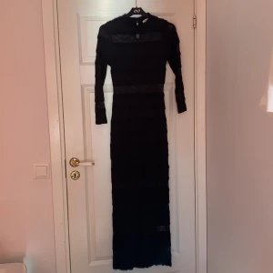 Klänning - Säljer en svart klänning i S. Figurnära. Endast testad. Köpt från Nakd. 