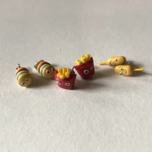 Finurliga örhängen  - Tre par örhängen som är alldeles för roliga för min stil. Säljer hela gänget för 10pix!