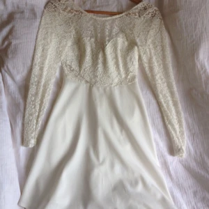  - Superfin klänning, lite kortare än knälång modell med fin öppen rygg. Använd en gång! 