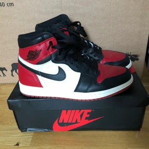 Air jordan 1 bred toe - Använt enbart 2 gånger. Ingår med ett box. Dock ingår inte frakten. Men kan absolut mötas om du bor i kalmar. Annars går det att frakta. 