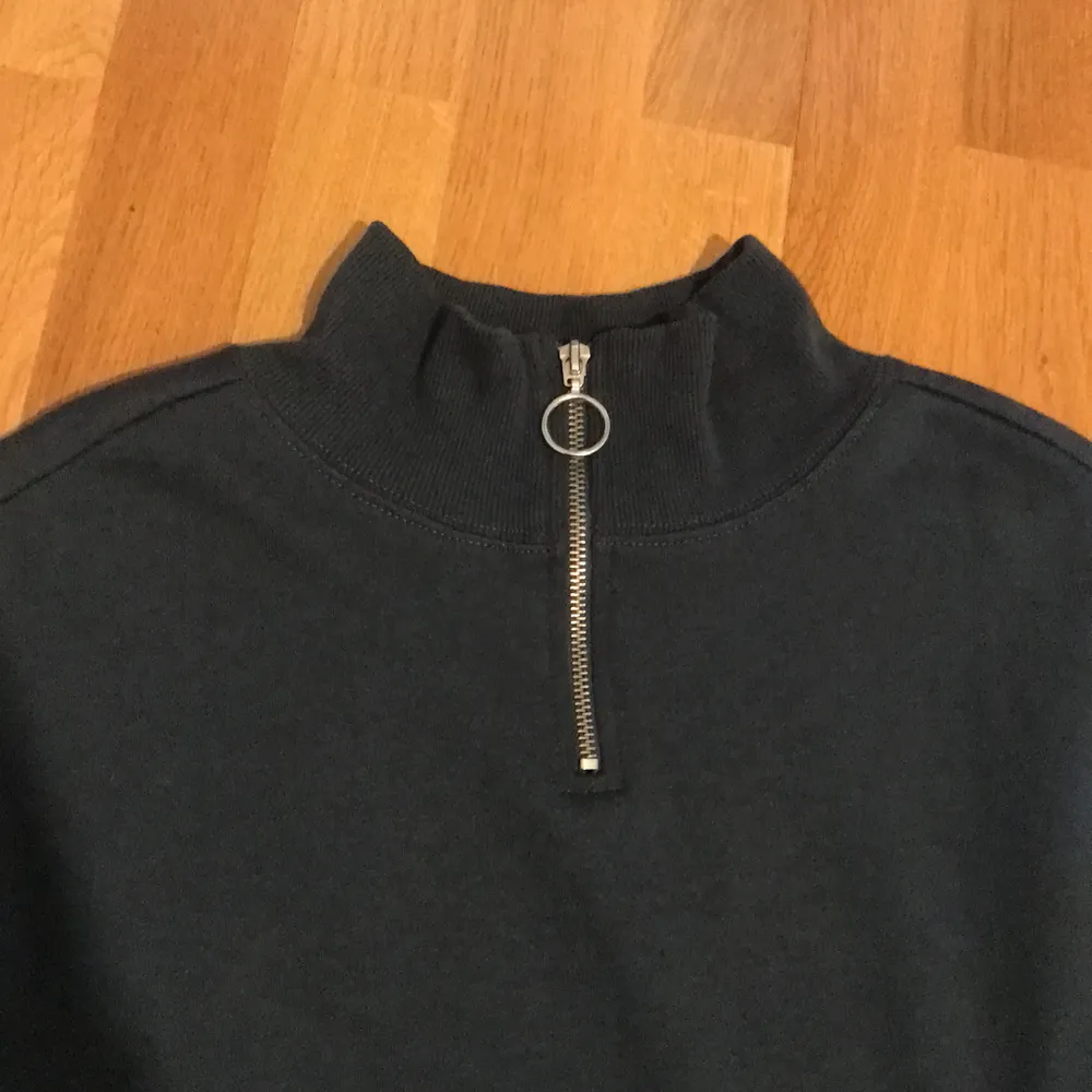 Mörkgrön/blå tröja med en dragkedja. Knappt använd, från ullared🥰. Tröjor & Koftor.
