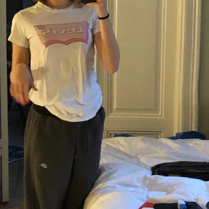 Levis t-shirt  - Fin rosa och vit Levis tröja i väldigt gott skick! Använd ett få tal gånger. Köpare står för frakt 