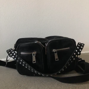 Noella väska svart! - Vill sälja snabbt så ingen budning. Först till kvarn helt enkelt, nypris 599kr! (köparen står för frakt)