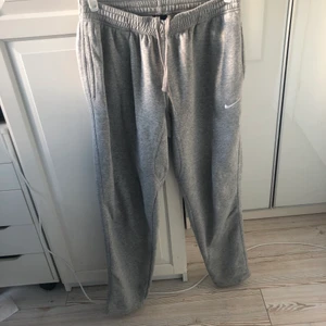 Gråa nike mjukis - Använda fåtal gånger , storlek M och köpta ifrån kosmos i thessaloniki