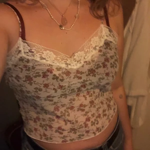 blommigt linne - jättesött vitt genomskinligt linne med rosa blommor och spetskant. vet ej storlek men skulle gissa s/m, då det är lite litet på mig som vanligtvis bär L och varken är stretchigt eller har justerbara band. möts i sthlm eller köparen står för frakt 