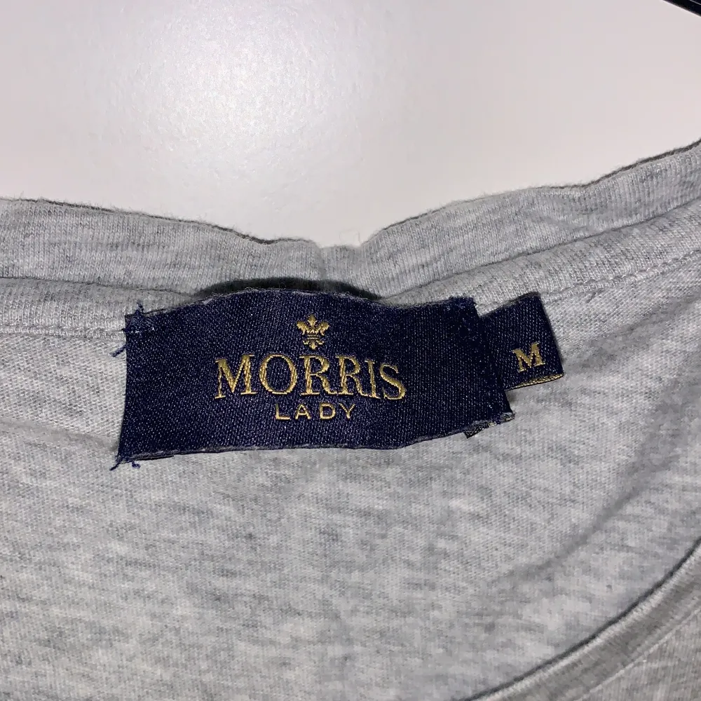 Säljer min gråa Morris T-shirt i stl M men skulle säga att det är en S-M. Nypris 499kr, säljer för 110kr 💖 I fint skick, knappt använd . T-shirts.