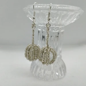 Handgjorda örhängen - Handgjorda örhängen i silvriga pärlor. ❄️