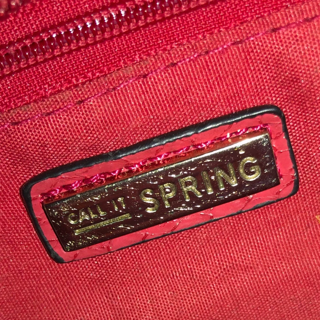 Superfin röd väska med guld features  - 91