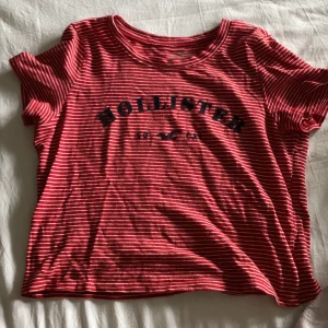 Hollister tröja - Croppad t-shirt som inte kommer till användning längre💓 
