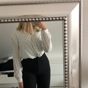 Prickig blus  - Super fin blus, använd fåtal gånger 