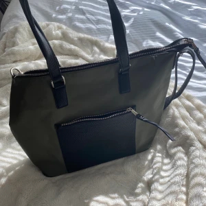 🐊Stor militär grön väska 🐊 - Rätt så stor väska med totalt 5 fack😚, fin militärgrön färg blandat med svart skinn🖤  aldrig använt och är öppen till att diskutera pris, kan även skicka mått 💕💕