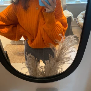 Stickad tröja - Säljer min höstfärgade stickade tröja, den perfekta färgen!!! Den är i storleken L men passar mig som är S.