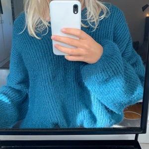 stickad tröja - säljer denna stickade tröja ifrån zara i storlek L, men passar mig som är S💕💕