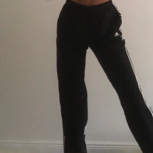 Adidas byxor  - Fräscha adidas byxor i ett sportigt material. Som nya. Storlek 13-14 år men passar folk med XS/S. 