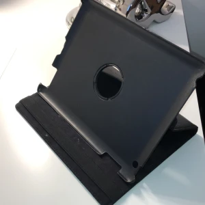 iPad skal - Fin iPad skal i läder. Skalet kan båda va lodrätt och vågrätt 🤩🙌🏻 (Skriv för fler bilder, kunden står för frakten som summan varierar beroende på varans vikt) 