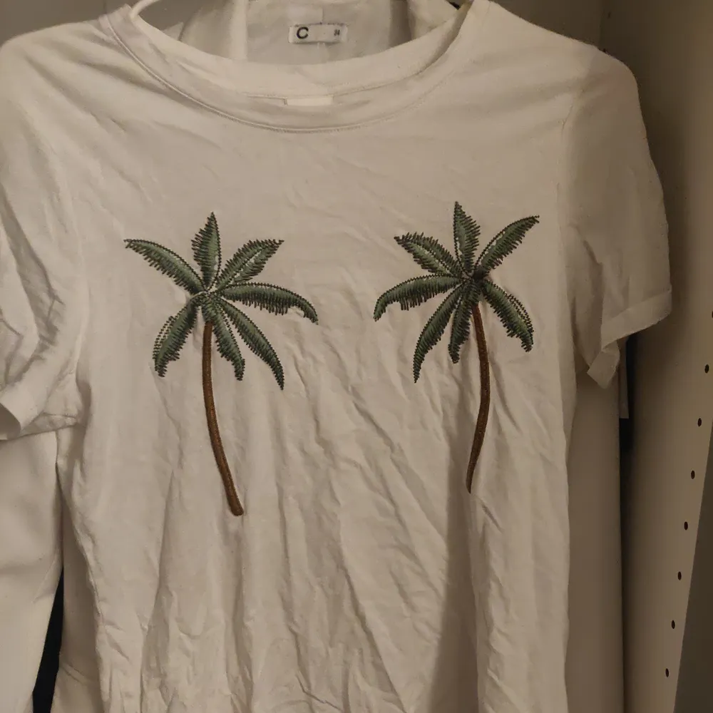 Fin t-shirt med palmer, kommer tyvärr inte till användning.. T-shirts.