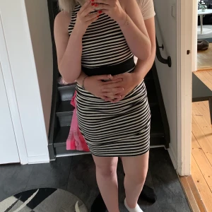 Vit/svart klänning  - Hudnära klänning i storlek S, väldigt bekväm med liten öppning i ryggen. (Kan visa fler bilder på hur den sitter i bak osv ifall det önskas)