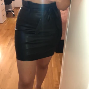 Skinnkjol  - Skinnkjol från bikbok. Använts 1 kväll. Ganska högmidjad. ⚡️Storlek S men passar även M🍃 (Skriv för fler bilder, kunden står för frakten som summan varierar beroende på varans vikt) 