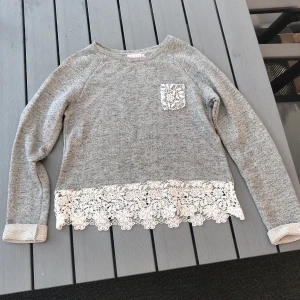 Tröja i storlek 158,164 - En grå tröja med vit spetts i storlek 158,164 ungefär som en XS/S. Jag har endast använt denna ett fåtal gånger så den är som ny. (Frakten ingår i priset)