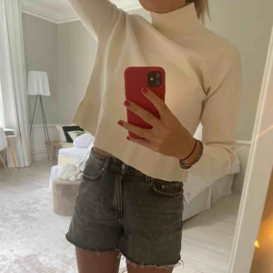  - Superfin benvit tröja från And Other stories med polokrage. Storlek S. Har en liten liten fläck på framsidan men syns knappt och kan säkert annars blekas.