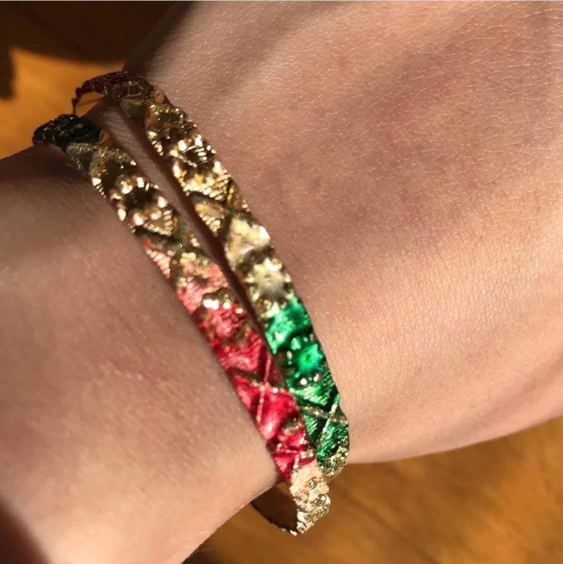 Hårda guldiga armband - 91