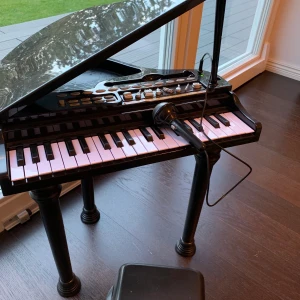 Barn piano + pall - Super bra och fungerande piano. 
