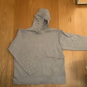 Grå hoddie  - En grå hoddie i ganska så bra skick 