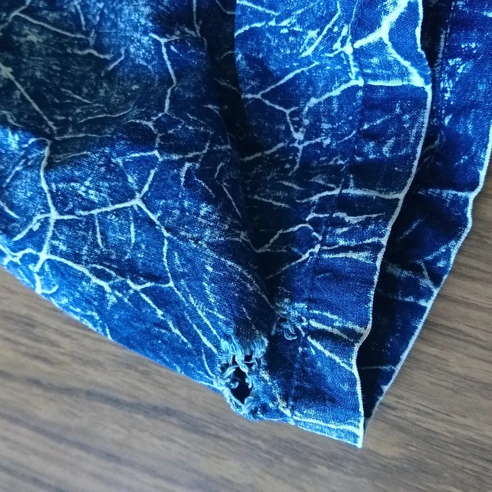 Jeans-croptop med batikmönster, litet hål på ena ärmen som syns på andra bilden. . Blusar.