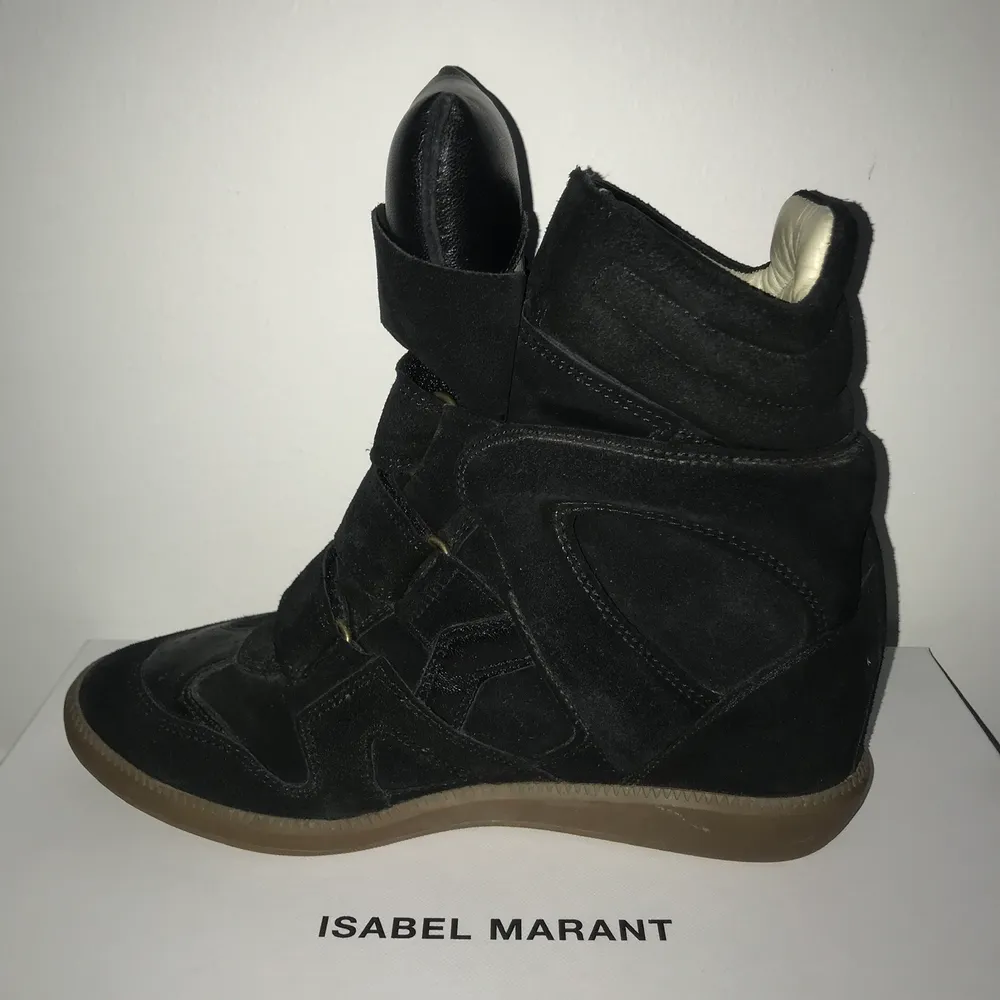 Svarta Isabel Marant skor i modell Bekket storlek 38. Köpta på NK för två år sedan men knappast använda! De är i väldigt bra skick! Du får med skokartong och dustbag, samt finns kvitto som äkthetsbevis.. Skor.