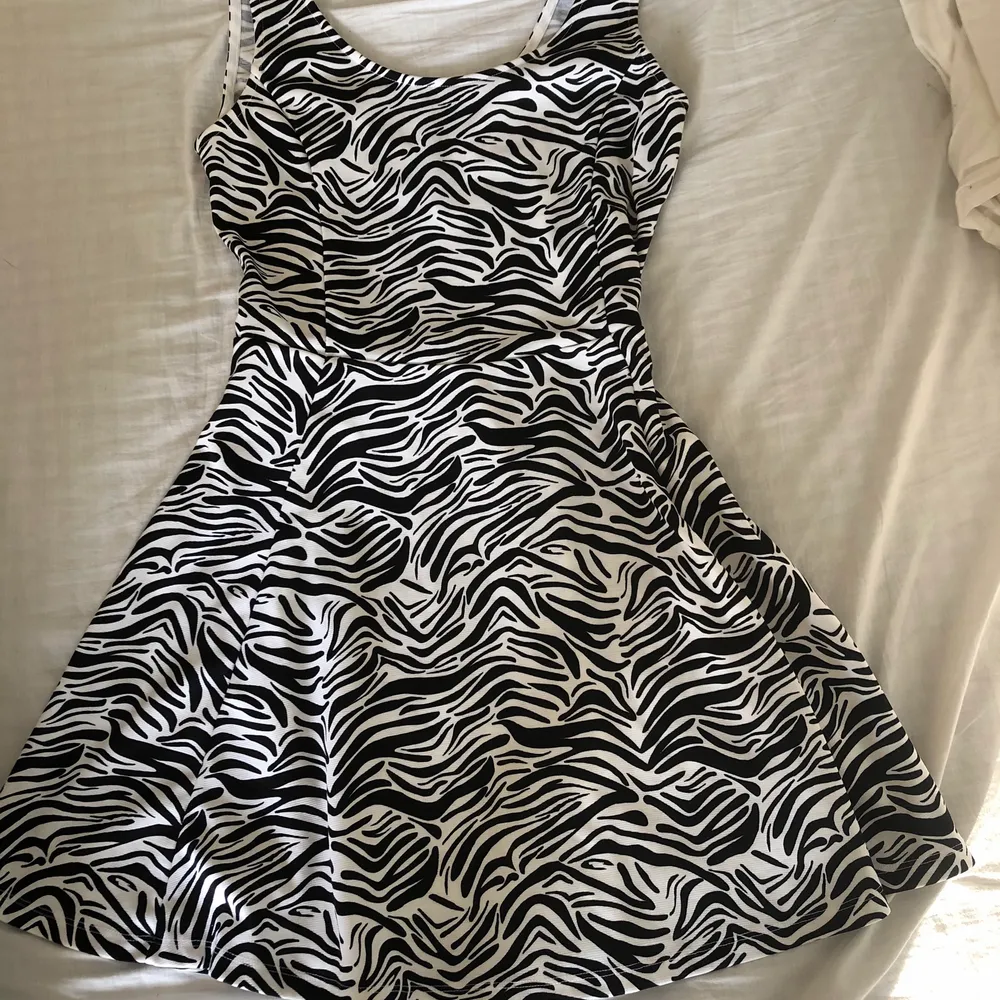Säljer denna zebramönster klänning från H&M i storlek 40. Längden är ungefär mitten av låret på mig som är 173cm lång. Nyskick. Köparen står för frakten. . Klänningar.