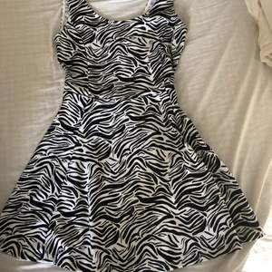 Säljer denna zebramönster klänning från H&M i storlek 40. Längden är ungefär mitten av låret på mig som är 173cm lång. Nyskick. Köparen står för frakten. 