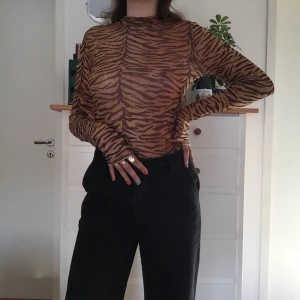Tiger body - Säljer denna coola bodyn i sheer tyg!🐅 Aldrig använd 