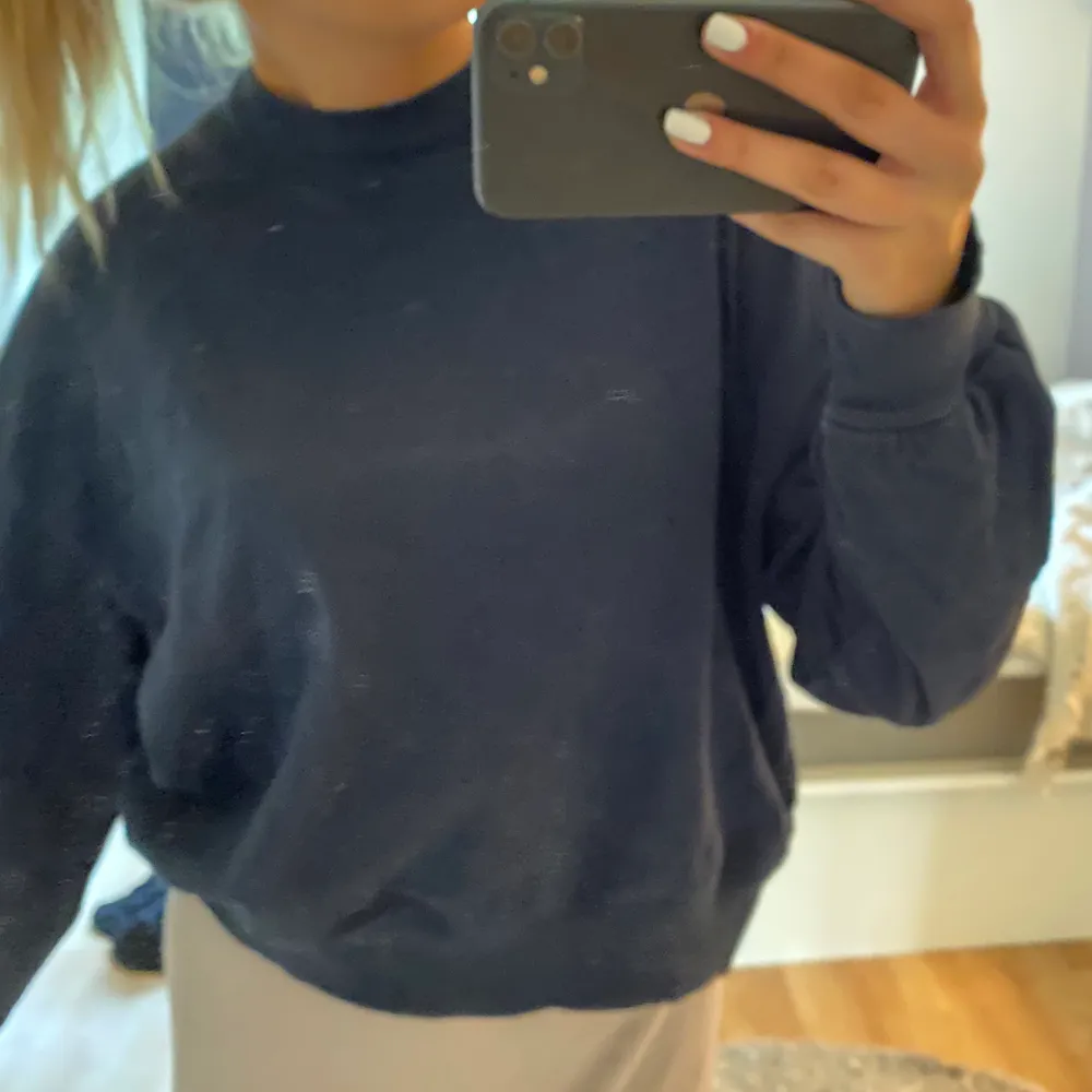 Marinblå collegetröja från Weekday 💙 (spegeln som är smutsig, tröjan är bra skick! ). Tröjor & Koftor.