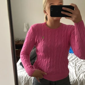 Kabelstickad - Superfin rosa kabelstickad med grönt märke! Fint skick. Nypris 1200