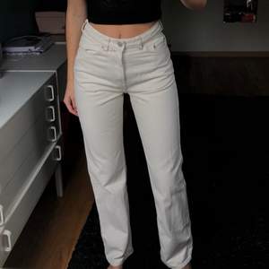 Beiga, högmidjade, raka jeans från weekday i modellen Row, storlek 26. Har två små fläckar på låret men inget som syns. 